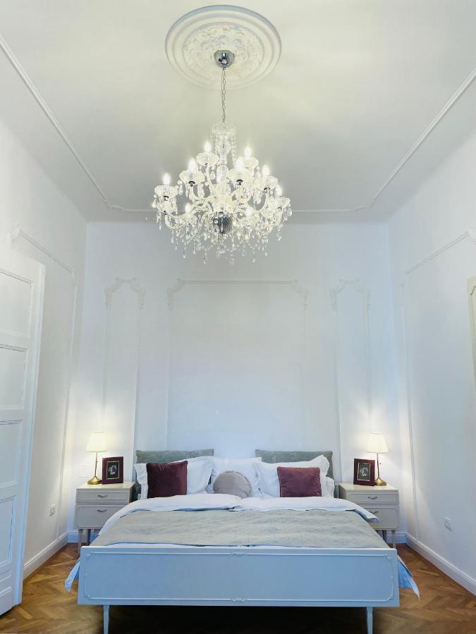 Littleparis Apartment Cluj Napoca Bagian luar foto
