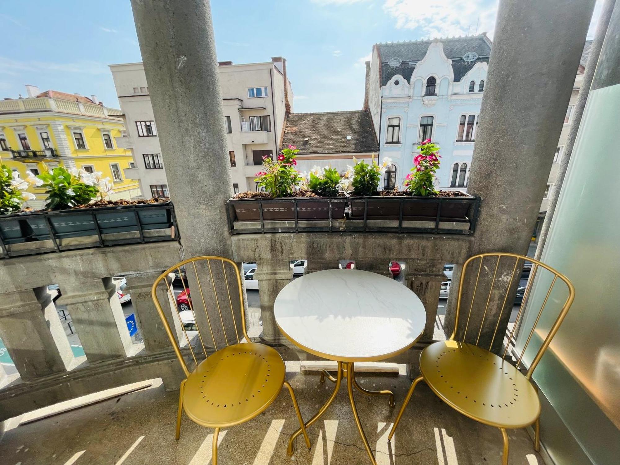 Littleparis Apartment Cluj Napoca Bagian luar foto